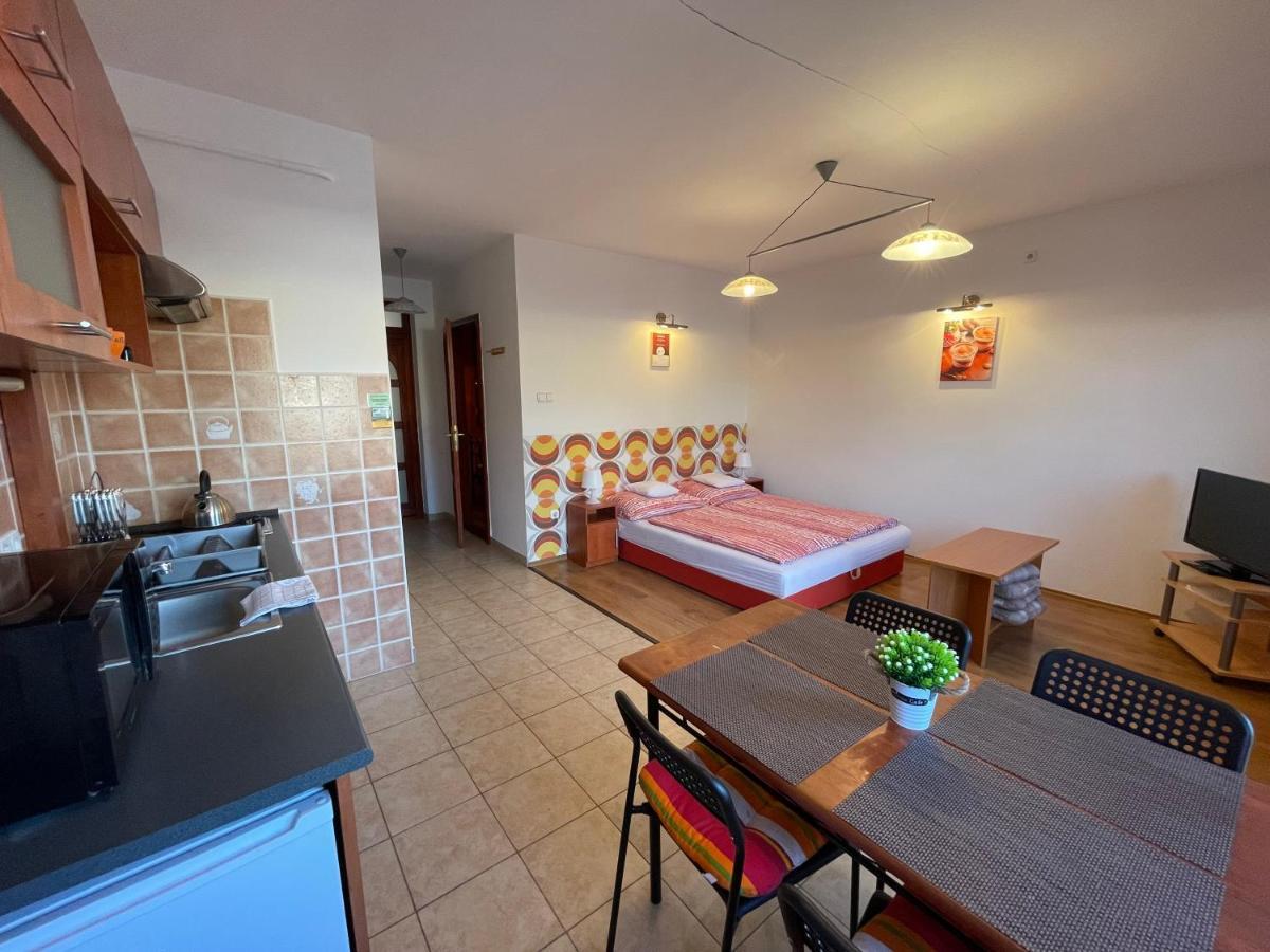 Hellasz Apartman Gyula Exterior foto